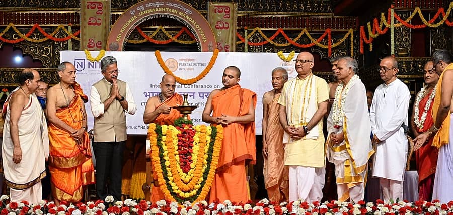 ಅಂತರರಾಷ್ಟ್ರೀಯ ಸಮ್ಮೇಳನವನ್ನು ಪರ್ಯಾಯ ಪುತ್ತಿಗೆ ಮಠಾಧೀಶ ಸುಗುಣೇಂದ್ರ ತೀರ್ಥ ಸ್ವಾಮೀಜಿ ಉದ್ಘಾಟಿಸಿದರು