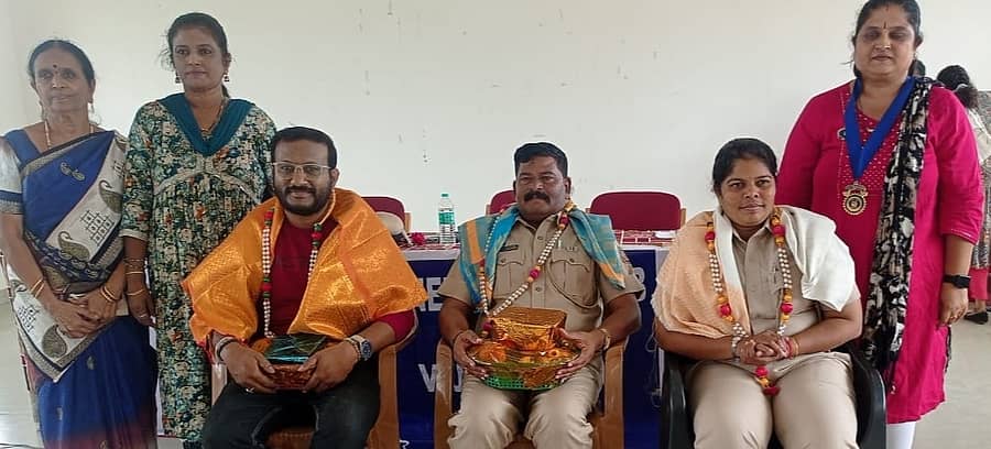 ವಿಜಯಪುರ ಸಮೀಪದ ಕೋರಮಂಗಲ ಬಯಲು ಬಂದಿಖಾನೆಯಲ್ಲಿ ಆಯೋಜಿಸಿದ್ದ ಸಂಗೀತ ಕಾರ್ಯಕ್ರಮದಲ್ಲಿ  ಖಾಸಗಿ ವಾಹಿನಿಯ ತೀರ್ಪುಗಾರ ಸಚಿನ್ ಶಿವರುದ್ರಪ್ಪ, ಬಯಲು ಬಂಧಿಖಾನೆಯ ಜೈಲರ್ ಬಸವರಾಜು, ಸಹಾಯಕ ಜೈಲರ್ ಶ್ರೀದೇವಿ ಬಸಣ್ಣ ಅವರನ್ನು ಸನ್ಮಾನಿಸಲಾಯಿತು