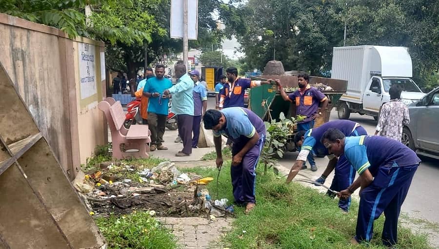 ಕೆಂಗೇರಿಯಲ್ಲಿ ನಗರ ಪಾಲಿಕೆಗಳ ಸಿಬ್ಬಂದಿ ಸ್ವಚ್ಛತಾ ಕಾರ್ಯ ನಡೆಸಿದರು