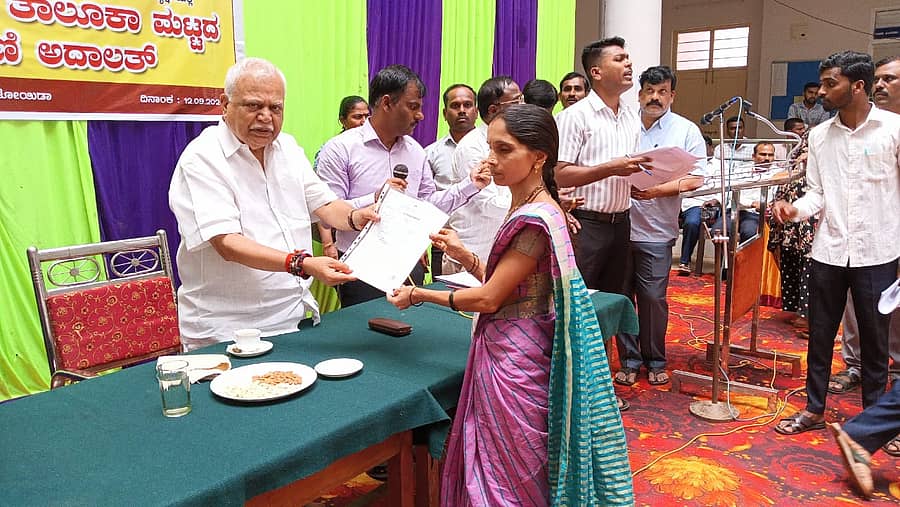 ಜೊಯಿಡಾದಲ್ಲಿ ಶುಕ್ರವಾರ ನಡೆದ ಪಿಂಚಣಿ ಅದಾಲತ್ ಕಾರ್ಯಕ್ರಮದಲ್ಲಿ ಶಾಸಕ ಆರ್.ವಿ ದೇಶಪಾಂಡೆ ಅವರು ಅರ್ಹ ಫಲಾನುಭವಿಗಳಿಗೆ ಪಿಂಚಣಿ ಆದೇಶ ಪತ್ರಗಳನ್ನು ವಿತರಿಸಿದರು