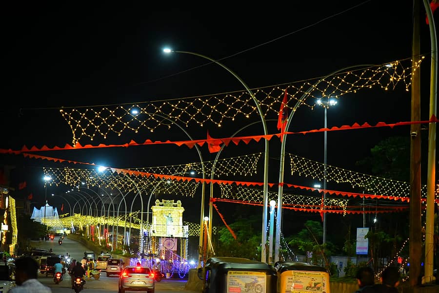 ಶೋಭಾಯಾತ್ರೆ ಸಾಗುವ ಬಿ.ಡಿ.ರಸ್ತೆ ದೀಪಾಲಂಕಾರದಲ್ಲಿ ಕಂಗೊಳಿಸುತ್ತಿರುವುದು