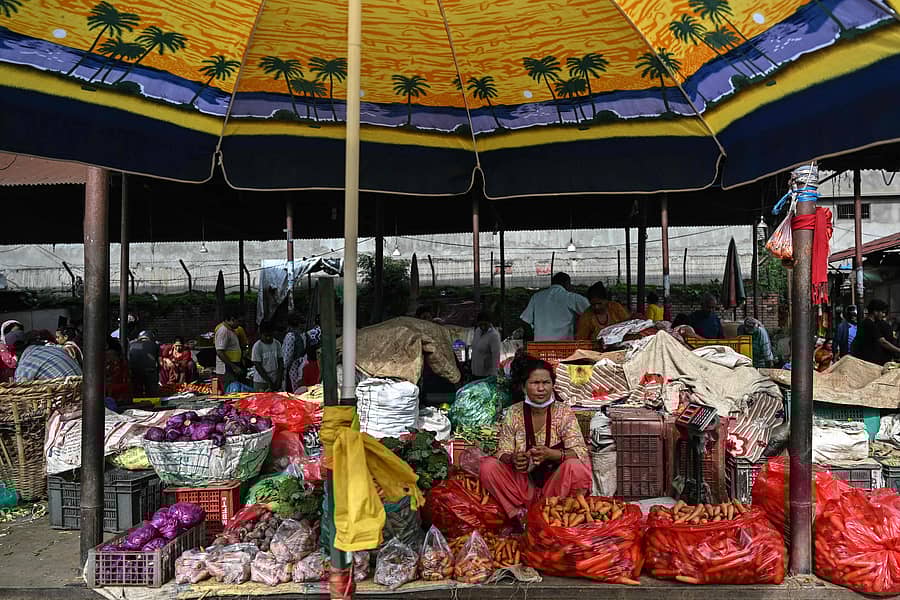 <div class="paragraphs"><p>ಕಠ್ಮಂಡುವಿನಲ್ಲಿ ಶುಕ್ರವಾರ ನಿಷೇಧಾಜ್ಞೆ ಸಡಿಲಗೊಳಿಸಿದ ಸಂದರ್ಭದಲ್ಲಿ ತರಕಾರಿ ಹಾಗೂ ಅಗತ್ಯ ವಸ್ತುಗಳ ಖರೀದಿಗಾಗಿ ಜನರು ಮಾರುಕಟ್ಟೆಗಳತ್ತ ಹೆಜ್ಜೆಹಾಕಿದ್ದರು </p></div>