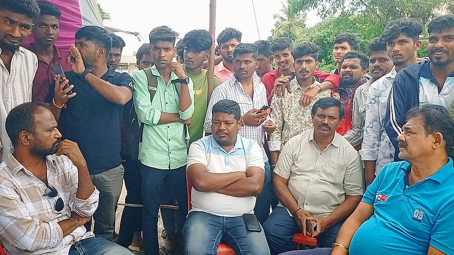 ಕೊಟ್ಟೂರಿನ ಕ್ರೀಡಾಂಗಣದಲ್ಲಿ ಯುವ ಸಬಲೀಕರಣ ಮತ್ತು ಕ್ರೀಡಾ ಇಲಾಖೆ ಗುರುವಾರ ದಸರಾ ಕ್ರೀಡಾಕೂಟವನ್ನು ಮುನ್ಸೂಚನೆ ನೀಡದೆ ಆಯೋಜಿಸಿದ್ದರಿಂದ ಕ್ರೀಡಾಪಟುಗಳು ಆಕ್ರೋಶ ವ್ಯಕ್ತಪಡಿಸಿದರು