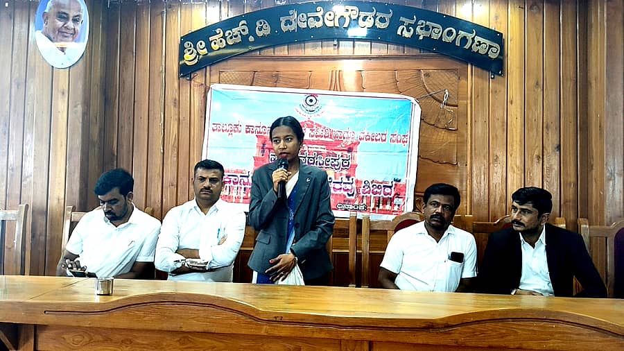 ಹೊಳೆನರಸೀಪುರದ ಪುರಸಭೆ ಸಭಾಂಗಣದಲ್ಲಿ ಆಯೋಜಿಸಿದ್ದ ಕಾಯಂ ಜನತಾ ನ್ಯಾಯಾಲಯದ ಕಾನೂನು ಅರಿವು ಕಾರ್ಯಕ್ರಮದಲ್ಲಿ ಹೆಚ್ಚುವರಿ ಸಿವಿಲ್ ನ್ಯಾಯಾಧೀಶೆ ಐಶ್ವರ್ಯ ಎಸ್. ಗುಡದಿನ್ನಿ ಮಾತನಾಡಿದರು