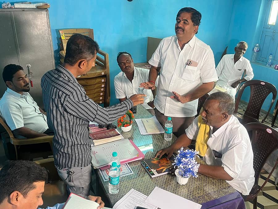 ಗಂಗಾವತಿ ಟಿಎಪಿಎಂಸಿಎಂಎಸ್ ಕಚೇರಿಯಲ್ಲಿ ಚುನಾವಣೆಯನ್ನು ಸಮರ್ಪಕ ನಿಭಾಯಿಸಿಲ್ಲ ಎಂದು ಆರೋಪಿಸಿ ಅಭ್ಯರ್ಥಿ ಮಳಿಗೆ ಚನ್ನಪ್ಪ ಬೆಂಬಲಿತ ಸದಸ್ಯರು ಚುನಾವಣೆ ಅಧಿಕಾರಿ ಶಿವಾಜಿ ಅವರನ್ನು ಶುಕ್ರವಾರ ತರಾಟೆಗೆ ತೆಗೆದುಕೊಂಡರು