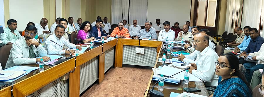 ಮಲೆಮಹದೇಶ್ವರ ಬೆಟ್ಟ ಕ್ಷೇತ್ರದಲ್ಲಿ ಕೈಗೊಂಡಿರುವ ಅಭಿವೃದ್ಧಿ ಕಾಮಗಾರಿಗಳ ಕುರಿತು ಬೆಂಗಳೂರಿನ ವಿಕಾಸಸೌಧದಲ್ಲಿ ಶುಕ್ರವಾರ  ಪ್ರಗತಿ ಪರಿಶೀಲನಾ ಸಭೆ ಜಿಲ್ಲಾ ಉಸ್ತುವಾರಿ ಕೆ.ವೆಂಕಟೇಶ್ ನೇತೃತ್ವದಲ್ಲಿ ನಡೆಯಿತು