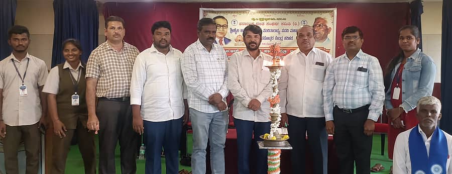 ಹರಿಹರದ ಎಸ್‌ಜೆವಿಪಿ ಕಾಲೇಜಿನಲ್ಲಿ ಶುಕ್ರವಾರ ಆಯೋಜಿಸಿದ್ದ ವಿಶೇಷ ಉಪನ್ಯಾಸ ಕಾರ್ಯಕ್ರಮವನ್ನು ದಸಂಸ ರಾಜ್ಯ ಘಟಕದ ಸಂಚಾಲಕ ಎಂ.ಗುರುಮೂರ್ತಿ ಶಿವಮೊಗ್ಗ ಉದ್ಘಾಟಿಸಿದರು 