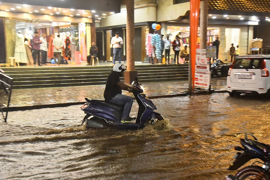 ಹುಬ್ಬಳ್ಳಿಯಲ್ಲಿ ಶುಕ್ರವಾರ ಸುರಿದ ರಭಸದ ಮಳೆಗೆ ದಾಜಿಬಾನ್ ಪೇಟೆಯ ಮುಖ್ಯ ರಸ್ತೆ ಜಲಾವೃತವಾಗಿತ್ತು