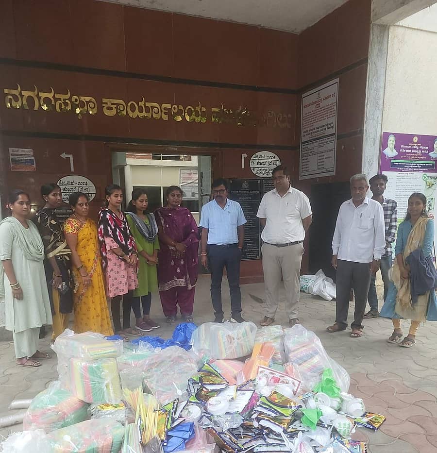 ಮುಳಬಾಗಿಲು ನಗರದ ಅಂಗಡಿ ಮತ್ತು ಗೋದಾಮುಗಳ ಮೇಲೆ ಶುಕ್ರವಾರ ದಾಳಿ ನಡೆಸಿ ಪ್ಲಾಸ್ಟಿಕ್ ಉತ್ಪನ್ನ ವಶಕ್ಕೆ ಪಡೆದ ನಗರಸಭೆ ಅಧಿಕಾರಿಗಳು