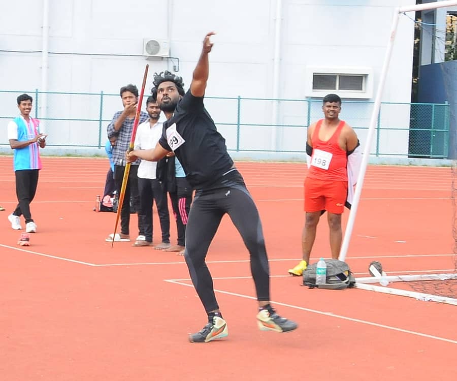 ತುಮಕೂರಿನಲ್ಲಿ ಶುಕ್ರವಾರ ನಡೆದ ವಿಭಾಗೀಯ ಮಟ್ಟದ ದಸರಾ ಕ್ರೀಡಾಕೂಟದಲ್ಲಿ ಜಾವೆಲಿನ್ ಎಸೆದ ಕ್ರೀಡಾಪಟು
ಚಿತ್ರಗಳು: ಚಂದನ್