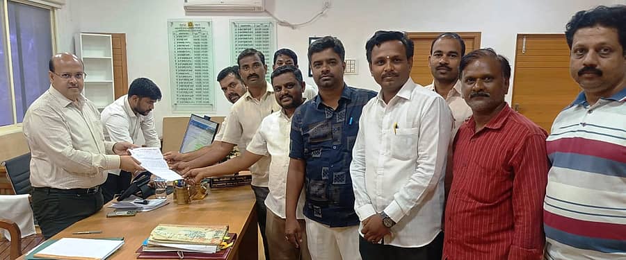 ಕೊಪ್ಪಳದಲ್ಲಿ ಕಲ್ಯಾಣ ಕರ್ನಾಟಕ ಹೋರಾಟ ಸಮಿತಿ ಪ್ರತಿನಿಧಿಗಳು ಜಿಲ್ಲಾಧಿಕಾರಿ ಡಾ.ಸುರೇಶ ಇಟ್ನಾಳ ಅವರಿಗೆ ಮನವಿ ಸಲ್ಲಿಸಿದರು