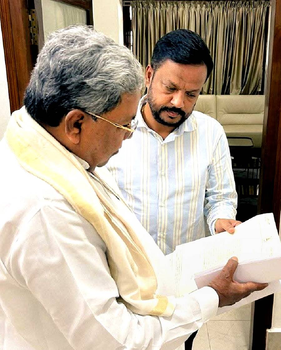 ಬಸವಕಲ್ಯಾಣ ತಾಲ್ಲೂಕಿನಲ್ಲಿ ಅತಿವೃಷ್ಟಿಯಿಂದ ಹಾನಿ ಆಗಿರುವುದಕ್ಕೆ ಪರಿಹಾರ ಒದಗಿಸಲು ಆಗ್ರಹಿಸಿ ಮುಖ್ಯಮಂತ್ರಿ ಸಿದ್ದರಾಮಯ್ಯ ಅವರಿಗೆ ವಿಧಾನ ಪರಿಷತ್ ಮಾಜಿ ಸದಸ್ಯ ವಿಜಯಸಿಂಗ್ ಈಚೆಗೆ ಬೆಂಗಳೂರಿನಲ್ಲಿ ಮನವಿಪತ್ರ ಸಲ್ಲಿಸಿದರು