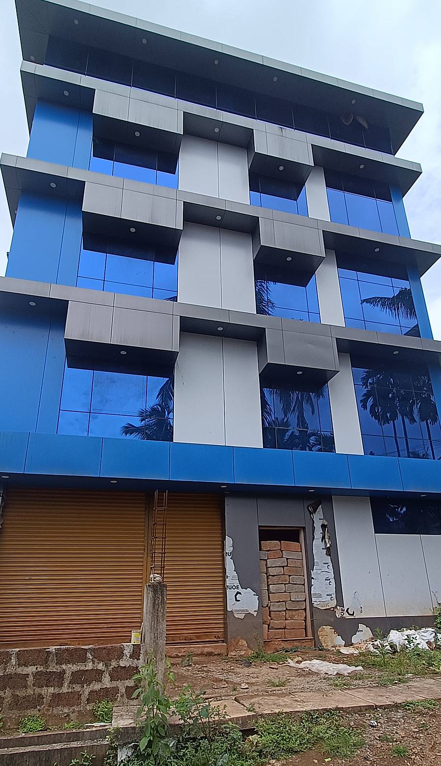 ಶಿರಸಿಯ ಗಾಂಧಿನಗರದಲ್ಲಿ ನಿರ್ಮಿಸಿರುವ ಕಾರ್ಮಿಕ ಭವನದ ಕಟ್ಟಡ