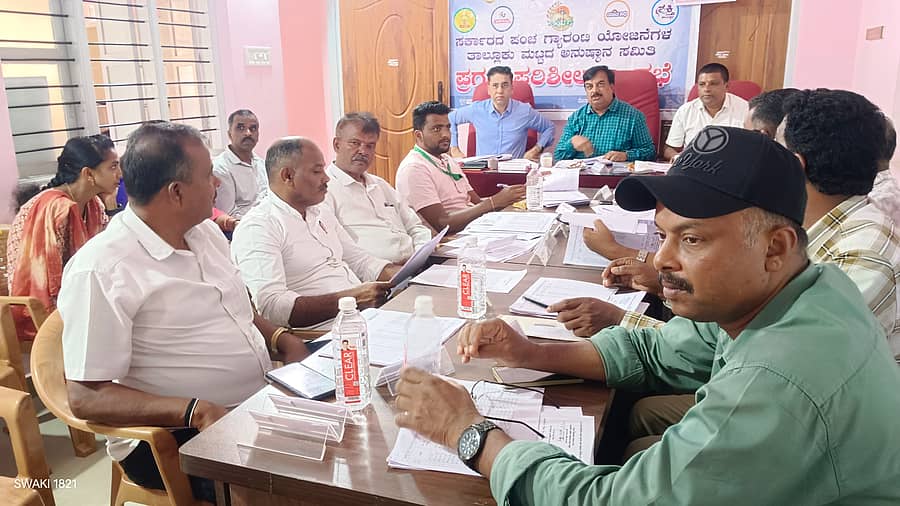 <div class="paragraphs"><p>ಕುಶಾಲನಗರ ತಾಲ್ಲೂಕು ಗ್ಯಾರಂಟಿ ಅನುಷ್ಠಾನ ಸಮಿತಿಯ ಪ್ರಗತಿ ಪರಿಶೀಲನಾ ಸಭೆ ಸಮಿತಿಯ ಅಧ್ಯಕ್ಷ ವಿ.ಪಿ. ಶಶಿಧರ್ ಅಧ್ಯಕ್ಷತೆಯಲ್ಲಿ ನಡೆಯಿತು.</p></div>