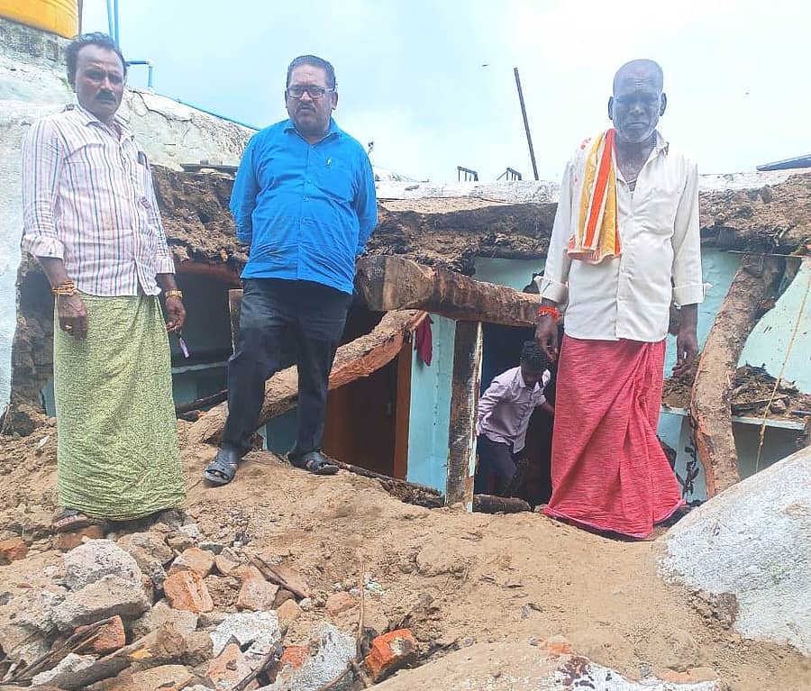 ಸಿರುಗುಪ್ಪ ತಾಲ್ಲೂಕಿನ ಬಾಗೇವಾಡಿ ಗ್ರಾಮದಲ್ಲಿ ಗುರುವಾರ ರಾತ್ರಿ ಸುರಿದ ಮಳೆಗೆ ಈರಣ್ಣ ಹನುಮಂತಪ್ಪ ಅವರ ಮನೆ ಕುಸಿದಿದೆ
