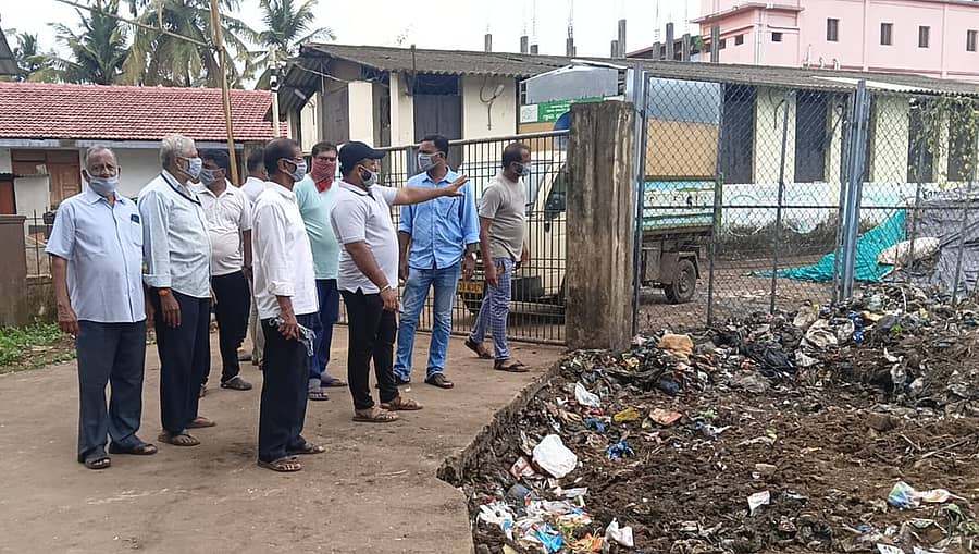 ಚಿತ್ತಾಕಯಲದಲ್ಲಿರುವ ತ್ಯಾಜ್ಯ ವಿಲೇವಾರಿ ಘಟಕದ ಬಳಿ ಸೇರಿದ್ದ ವಿದ್ಯಾರ್ಥಿ ಪಾಲಕರು ಘಟಕ ಸ್ಥಳಾಂತರಕ್ಕೆ ಪಟ್ಟು ಹಿಡಿದಿದ್ದರು.