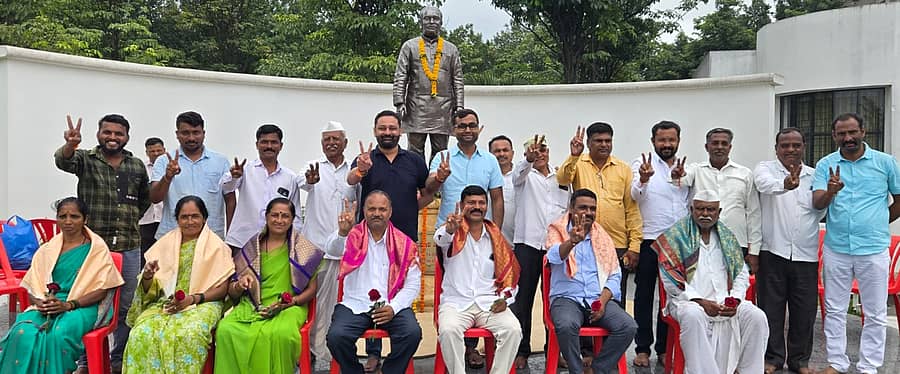 ಹುಕ್ಕೇರಿ ಶಾಸಕ ನಿಖಿಲ್ ಕತ್ತಿ ಮತ್ತು ಎ.ಬಿ.ಪಾಟೀಲ್ ಪುತ್ರ ವಿನಯಗೌಡ ತಮಗೆ ಬೆಂಬಲ ವ್ಯಕ್ತಪಡಿಸಿದ್ದಕ್ಕೆ ತಾಲ್ಲೂಕಿನ ಗೌಡವಾಡ ಗ್ರಾಮದ ಪಿಕೆಪಿಎಸ್ ನಿರ್ದೇಶಕರನ್ನು ಶುಕ್ರವಾರ ಅಭಿನಂದಿಸಿದರು.