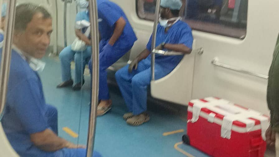 <div class="paragraphs"><p>ಮೆಟ್ರೊ ರೈಲಿನಲ್ಲಿ ‘ಹೃದಯ’ ಸಾಗಾಟ</p></div>