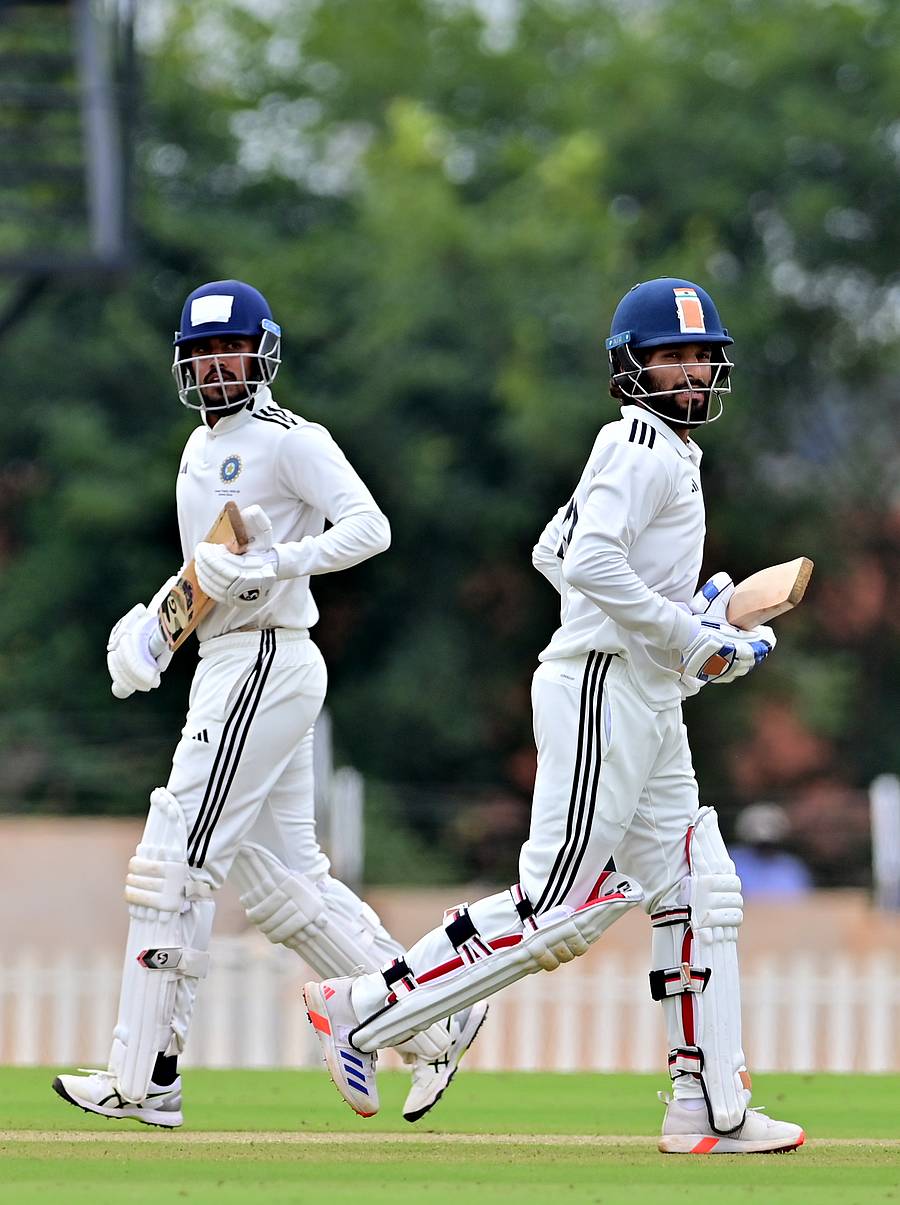 <div class="paragraphs"><p>ಬೆಂಗಳೂರು ಹೊರವಲಯದಲ್ಲಿರುವ&nbsp; ಬಿಸಿಸಿಐ ಶ್ರೇಷ್ಠತಾ ಕೇಂದ್ರದ&nbsp; ಕ್ರೀಡಾಂಗಣದಲ್ಲಿ ಶುಕ್ರವಾರ ನಡೆದ ದುಲೀಪ್ ಟ್ರೋಫಿ ಫೈನಲ್ ಪಂದ್ಯದ ಎರಡನೇ ದಿನದಾಟದಲ್ಲಿ ಕೇಂದ್ರ ವಲಯದ ನಾಯಕ ರಜತ್ ಪಾಟೀದಾರ್ ಮತ್ತು ಯಶ್ ರಾಥೋಡ್&nbsp; </p></div>