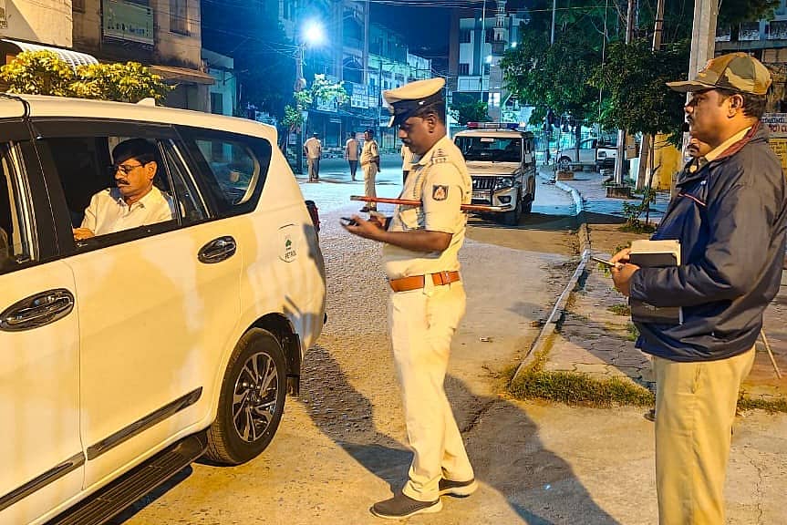 ರಾಯಚೂರಿನಲ್ಲಿ ಗುರುವಾರ ರಾತ್ರಿ ಗಸ್ತಿನಲ್ಲಿದ್ದ ಪೊಲೀಸ್‌ ಅಧಿಕಾರಿಗಳನ್ನು ಜಿಲ್ಲಾ ಪೊಲೀಸ್ ವರಿಷ್ಠಾಧಿಕಾರಿ ಎಂ.ಪುಟ್ಟಮಾದಯ್ಯ ಮೇಲ್ವಿಚಾರಣೆ ನಡೆಸಿದರು