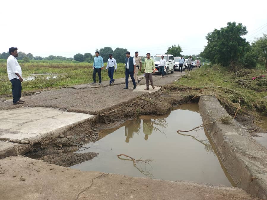ಆಳಂದ ತಾಲ್ಲೂಕಿನ ಜೀರಹಳ್ಳಿ-ಖಾನಾಪುರ ಗ್ರಾಮಗಳಲ್ಲಿ ಧಾರಾಕಾರ ಮಳೆಗೆ ಹಾನಿಯಾದ ಸೇತುವೆ, ರಸ್ತೆಗಳನ್ನು ಜಿ.ಪಂ ಸಿಇಒ ಭಂವರ್ ಸಿಂಗ್ ಮೀನಾ ಹಾಗೂ ಅಧಿಕಾರಿಗಳು ಪರಿಶೀಲನೆ ನಡೆಸಿದರು