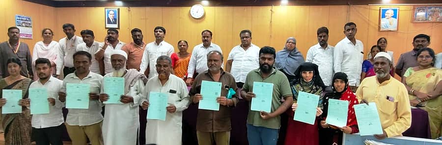 ರಾಮನಗರದ ನಗರಸಭೆಯಲ್ಲಿ ನಡೆದ ಕಾರ್ಯಕ್ರಮದಲ್ಲಿ ನಗರಸಭೆ ಅಧ್ಯಕ್ಷ ಕೆ.ಶೇಷಾದ್ರಿ ನಗರಸಭೆ ವ್ಯಾಪ್ತಿಯ ಆಸ್ತಿ ಮಾಲೀಕರಿಗೆ ಇ-ಖಾತಾ ಪ್ರಮಾಣ ಪತ್ರ ವಿತರಿಸಿದರು. ಉಪಾಧ್ಯಕ್ಷೆ ಆಯಿಷಾ ಬಾನು, ಆಯುಕ್ತ ಡಾ.ಜಯಣ್ಣ, ಇತರರು ಹಾಜರಿದ್ದರು