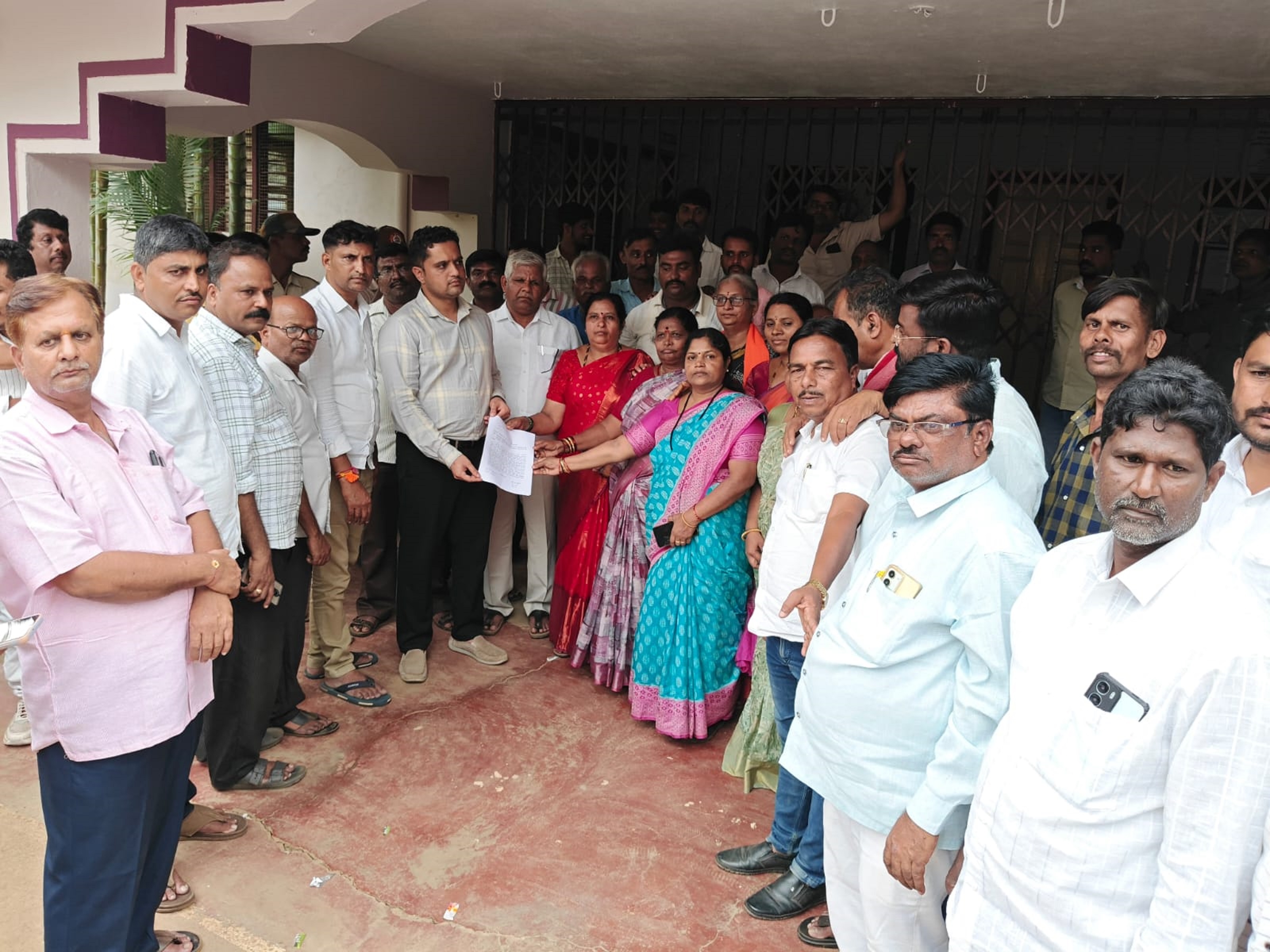 'ಅಕ್ಕಿಆಲೂರು ಗ್ರಾಮ ಪಂಚಾಯಿತಿ ಸದಸ್ಯರನ್ನು ಅವಾಚ್ಯ ಶಬ್ಧಗಳಿಂದ ನಿಂದಿಸಿರುವವರು ಹಾಗೂ ಅವ್ಯವಹಾರ ನಡೆಸಿರುವ ಪಿಡಿಒ ವಿರುದ್ಧ ಕ್ರಮ ಕೈಗೊಳ್ಳಬೇಕು’ ಎಂದು ಆಗ್ರಹಿಸಿ ಪಂಚಾಯಿತಿ ಕಟ್ಟಡಕ್ಕೆ ಬೀಗ ಹಾಕಿ ಶುಕ್ರವಾರ ಪ್ರತಿಭಟನೆ ನಡೆಸಿದ ಸದಸ್ಯರು, ಅಧಿಕಾರಿಗಳಿಗೆ ಮನವಿ ಸಲ್ಲಿಸಿದರು