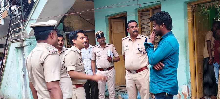 ಕೊಲೆಯಾದ ಸ್ಥಳಕ್ಕೆ ಚಿಕ್ಕಬಳ್ಳಾಪುರ ಪೊಲೀಸ್ ವರಿಷ್ಠಾಧಿಕಾರಿ ಕುಶಾಲ್ ಚೌಕ್ಸೆ, ಡಿವೈಎಸ್ಪಿ ಶಿವಕುಮಾರ್ ಸ್ಥಳಕ್ಕೆ ಭೇಟಿ ನೀಡಿದರು