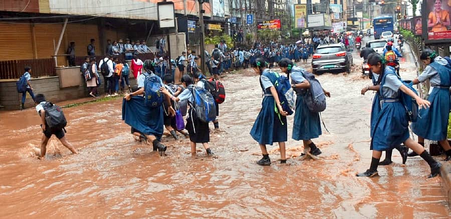 ಶುಕ್ರವಾರ ಭಾರಿ ಮಳೆಯಿಂದಾಗಿ ಹುಬ್ಬಳ್ಳಿಯ ಲ್ಯಾಮಿಂಗ್ಟನ್ ರಸ್ತೆ ಜಲಾವೃತಗೊಂಡಿತ್ತು.