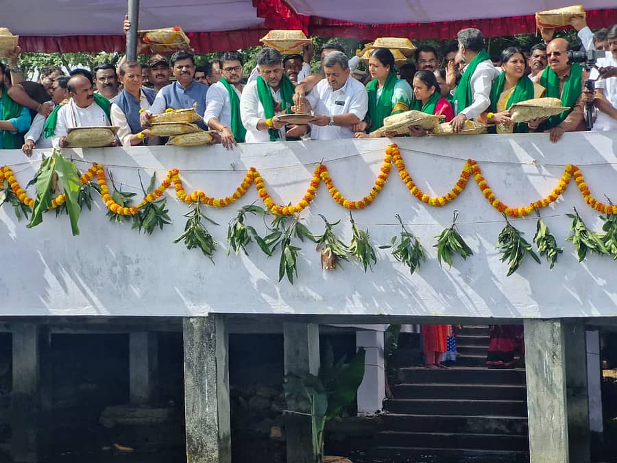 <div class="paragraphs"><p>ಲಕ್ಕವಳ್ಳಿಯ ಭದ್ರಾ ಜಲಾಶಯಕ್ಕೆ ಉಪಮುಖ್ಯಮಂತ್ರಿ ಡಿ.ಕೆ.ಶಿವಕುಮಾರ್ ಶುಕ್ರವಾರ ಬಾಗಿನ ಅರ್ಪಿಸಿದರು. ಈ ವೇಳೆ ತೋಟಗಾರಿಕೆ ಹಾಗೂ ಗಣಿ ಮತ್ತು ಭೂವಿಜ್ಞಾನ ಸಚಿವ ಎಸ್.ಎಸ್.ಮಲ್ಲಿಕಾರ್ಜುನ ಇದ್ದರು</p></div>