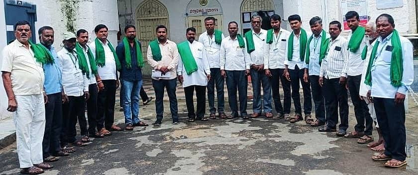 ವಿಜಯಪುರ ಜಿಲ್ಲೆಯ ದ್ರಾಕ್ಷಿ ಬೆಳೆಗಾರರ ಸಂಕಷ್ಟಕ್ಕೆ ಸ್ಪಂದಿಸುವಂತೆ ಆಗ್ರಹಿಸಿ ಕರ್ನಾಟಕ ರಾಜ್ಯ ರೈತ ಸಂಘ ಹಾಗೂ ಹಸಿರು ಸೇನೆಯಿಂದ ಜಿಲ್ಲಾಧಿಕಾರಿ ಕಚೇರಿ ಎದುರು ಪ್ರತಿಭಟನೆ ನಡೆಸಲಾಯಿತು