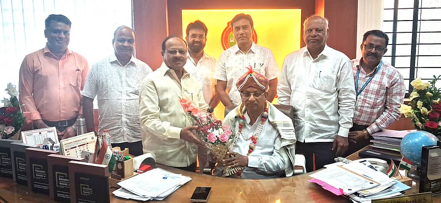 ಉಪಕುಲಪತಿ ಹುದ್ದೆಯ ಅವಧಿ ವಿಸ್ತರಣೆಯಾದ ಹಿನ್ನೆಲೆಯಲ್ಲಿ ವಿಟಿಯೂ ಉಪಕುಲಪತಿ ಡಾ. ಎಸ್. ವಿದ್ಯಾಶಂಕರ ಅವರನ್ನು ವಿಎಸ್ಎಂ ಕಾರ್ಯಾಧ್ಯಕ್ಷ ಚಂದ್ರಕಾಂತ ಕೋಠಿವಾಲೆ ಅಭಿನಂದಿಸಿದರು. ಸಂಜಯ ಮೊಳವಾಡೆ, ಎಂಜಿನೀಯರ್ ಸುನೀಲ ಪಾಟೀಲ, ಸಮೀರ ಬಾಗೇವಾಡಿ, ಪಪ್ಪು ಪಾಟೀಲ, ಡಾ.ಉಮೇಶ ಪಾಟೀಲ ಇದ್ದಾರೆ