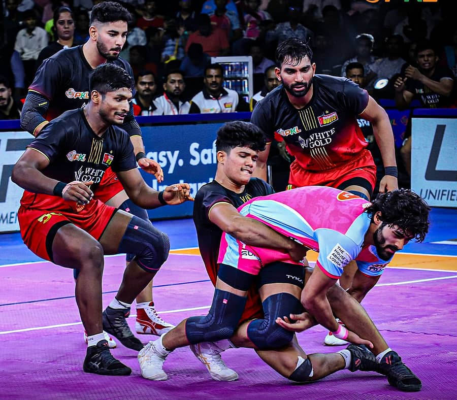 <div class="paragraphs"><p>ಜೈಪುರ ಪಿಂಕ್ ಪ್ಯಾಂಥರ್ಸ್ ತಂಡದ ರೇಡರ್ನನ್ನು ಟ್ಯಾಕಲ್ ಮಾಡಿದ ಬೆಂಗಳೂರು ಬುಲ್ಸ್ ಆಟಗಾರರು </p></div>