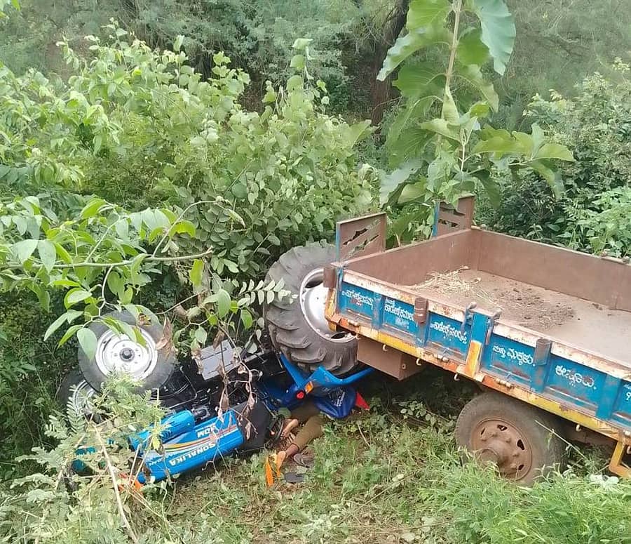 ಮೇದೂರು ಗ್ರಾಮದಲ್ಲಿ ಮಗುಚಿದ ಟ್ರ್ಯಾಕ್ಟರ್