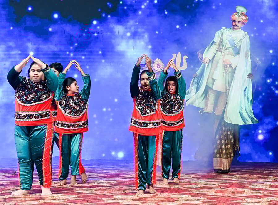 ಮೈಸೂರಿನ ಮಾನಸಗಂಗೋತ್ರಿಯ ಬಯಲು ರಂಗಮಂದಿರದಲ್ಲಿ ನಡೆಯುತ್ತಿರುವ ‘ಯುವ ಸಂಭ್ರಮ’ದಲ್ಲಿ ಶುಕ್ರವಾರ ‘ವಿಕಲಚೇತನ ಅಭ್ಯುದಯ ಸೇವಾ ಸಂಸ್ಥೆ’ಯ ಚಿಣ್ಣರು ‘ನಾಲ್ವಡಿ ಕೃಷ್ಣರಾಜ ಒಡೆಯರ್‌’ ಅವರ ಕೊಡುಗೆಯನ್ನು ಸ್ಮರಿಸಿದ ಕ್ಷಣ  ಪ್ರಜಾವಾಣಿ ಚಿತ್ರ: ಅನೂಪ್ ರಾಘ ಟಿ.