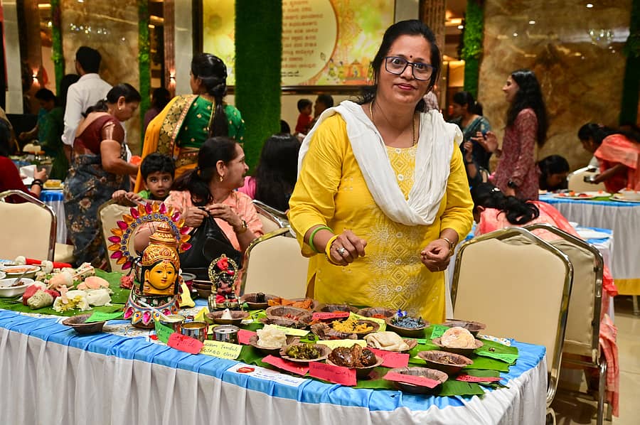 ‘ಕರುನಾಡ ಸವಿಯೂಟ’ದಲ್ಲಿ ತಾವು ತಯಾರಿಸಿದ ಖಾದ್ಯಗಳೊಂದಿಗೆ ಕಾವ್ಯಾ ಎಸ್. ಬೆಲ್ಲದ್