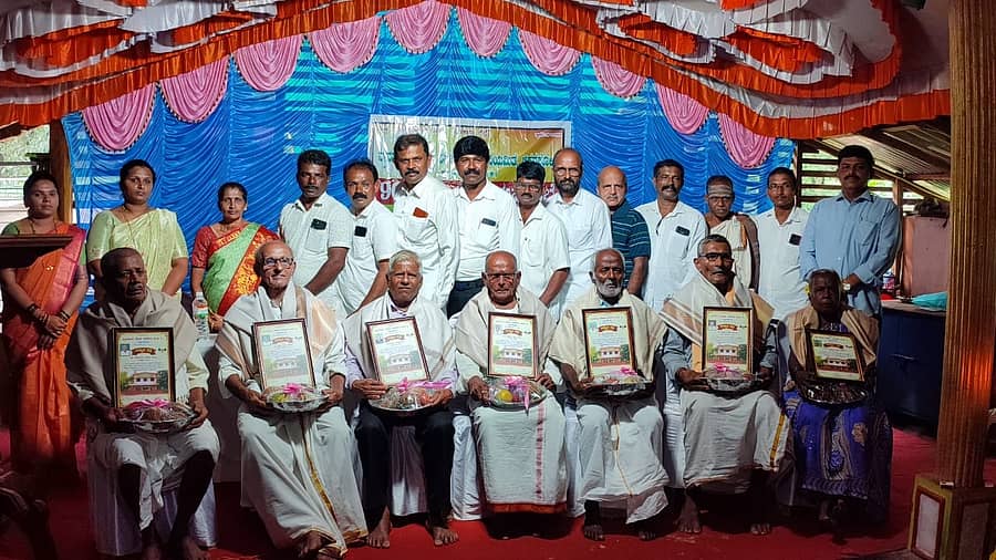 ಹೊನ್ನಾವರ ತಾಲ್ಲೂಕಿನ ಚಿಕ್ಕನಕೋಡ ವ್ಯವಸಾಯ ಸೇವಾ ಸಹಕಾರಿ ಸಂಘದ ವಾಷರ್ಿಕ ಮಹಾಸಭೆಯಲ್ಲಿ ಗ್ರಾಮದ ಹಿರಿಯ ಸಹಕಾರಿಗಳನ್ನು ಸನ್ಮಾನಿಸಲಾಯಿತು.