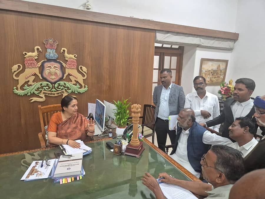 ಮಾಜಿ ಸಚಿವ ಎಚ್.ಆಂಜನೇಯ ನೇತೃತ್ವದ ನಿಯೋಗ ಮುಖ್ಯ ಕಾರ್ಯದರ್ಶಿ ಶಾಲಿನಿ ರಜನೀಶ್ ಅವರನ್ನು ಭೇಟಿ ಮಾಡಿತು. 