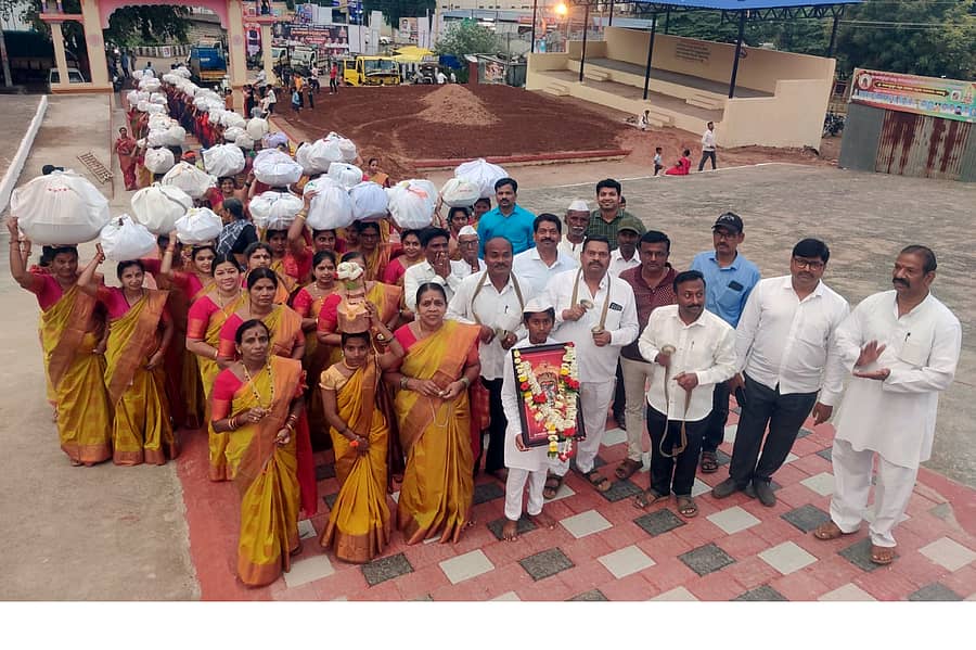 ಬನಹಟ್ಟಿಯ ಕಾಡಸಿದ್ಧೇಶ್ವರ ಜಾತ್ರೆ ಪ್ರಸಾದ ಸೇವೆಗೆ ವಿಶ್ವಕರ್ಮ ಸಮಾಜದ ಮಹಿಳೆಯರು ರೊಟ್ಟಿಯ ಬುಟ್ಟಿಗಳನ್ನು ಹೊತ್ತುಕೊಂಡು ಬಂದರು 