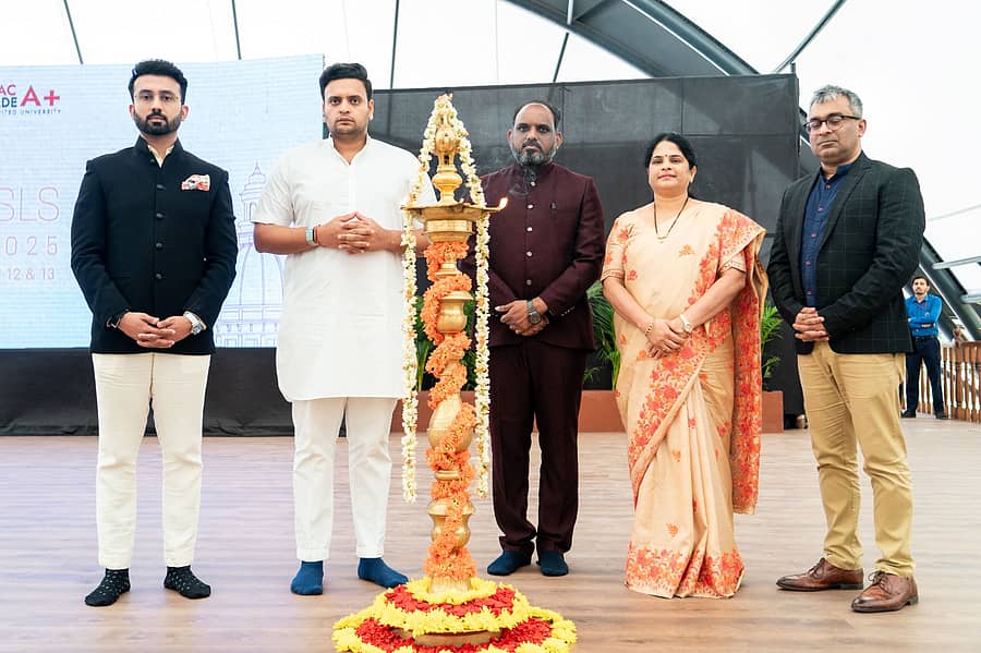 ಆನೇಕಲ್‌ನ ಅಲಯನ್ಸ್ ವಿಶ್ವವಿದ್ಯಾಲಯದಲ್ಲಿ ಅಂತರರಾಷ್ಟ್ರೀಯ ಶಾಲಾ ನಾಯಕರ ಸಮ್ಮೇಳನದ ಸಮಾರೋಪ ಕಾರ್ಯಕ್ರಮದಲ್ಲಿ ಸಂಸದ ಯದುವೀರ ಕೃಷ್ಣದತ್ತ ಚಾಮರಾಜ ಒಡೆಯರ್ ಮತ್ತಿತರರು ಭಾಗವಹಿಸಿದ್ದರು