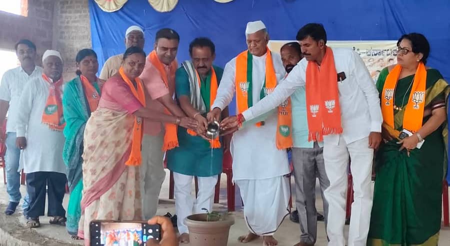 ಕೊಲ್ಹಾದ ಎಸ್.ಕೆ. ಬೆಳ್ಳುಬ್ಬಿ ಪದವಿ ಪೂರ್ವ ಕಾಲೇಜು ಆವರಣದ ಕನ್ವೆನ್ಷನ್ ಹಾಲನಲ್ಲಿ ಶನಿವಾರ ನಡೆದ ಬಿಜೆಪಿ ಬಸವನಬಾಗೇವಾಡಿ ಮಂಡಲ ಸಭೆಯನ್ನು ಗಣ್ಯರು ಉದ್ಘಾಟಿಸಿದರು