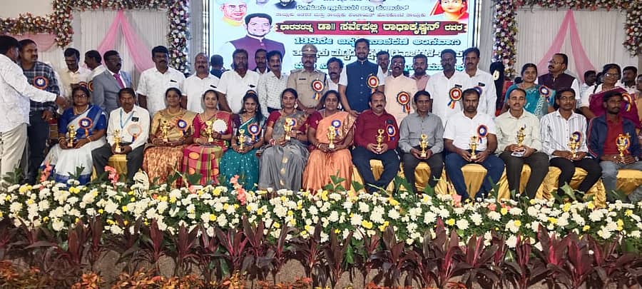 ಹೊಸಕೋಟೆಯಲ್ಲಿ ನಡೆದ ಶಿಕ್ಷಕರ ದಿನಾಚರಣೆಯಲ್ಲಿ ವಿವಿಧ ಕ್ರೀಡಗಳಲ್ಲಿ ವಿಜೇತರಾದ ಶಿಕ್ಷಕರಿಗೆ ಬಹುಮಾನ ವಿತರಣೆ ಮಾಡಲಾಯಿತು