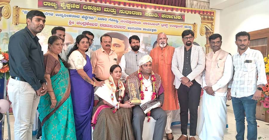 <div class="paragraphs"><p>ಮಳವಳ್ಳಿ ಪಟ್ಟಣದ ಮೈಸೂರು ರಸ್ತೆಯ ವೈಭವ ಪ್ಯಾಲೇಸ್‌ನ ಸಭಾಂಗಣದಲ್ಲಿ ಶನಿವಾರ ರಾಜ್ಯ ಶೈಕ್ಷಣಿಕ ದಿಕ್ಸೂಚಿ ಮತ್ತು ಸುಧಾರಣಾ ಸಮಿತಿ ವತಿಯಿಂದ ಆಯೋಜಿಸಿದ್ದ ಸರ್ಕಾರಿ ಶಾಲೆಗಳ ಉನ್ನತೀಕರಣದ ಹೆಜ್ಜೆಗಳು ಎಂಬ ವಿಷಯದ ಕುರಿತ ವಿಚಾರ ಗೋಷ್ಠಿಯಲ್ಲಿ ಆಚೀವರ್ಸ್‌ ಇಂಟರ್‌ ನ್ಯಾಪನಲ್‌ ಸ್ಕೂಲ್‌ </p></div>