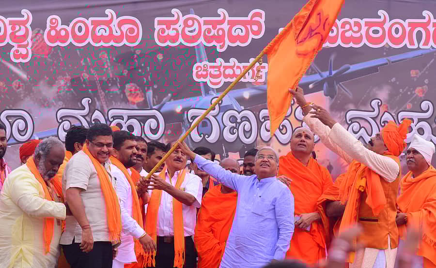 ಶೋಭಾಯಾತ್ರೆ ಉದ್ಘಾಟನಾ ಸಮಾರಂಭದಲ್ಲಿ ಸಂಸದ ಗೋವಿಂದ ಕಾರಜೋಳ ಕೇಸರಿ ಧ್ವಜ ಹಾರಿಸಿದರು