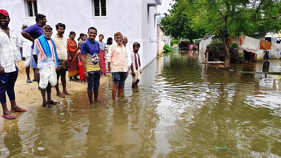 ಸೈದಾಪುರ ಸಮೀಪದ ಬಳಿಚಕ್ರ ಗ್ರಾಮದ ಮುಖ್ಯ ರಸ್ತೆ ಪಕ್ಕದಲ್ಲಿರುವ ಸರ್ಕಾರಿ ಪ್ರೌಢಶಾಲೆ ಹಿಂಭಾಗದಲ್ಲಿನ ಮನೆಗಳಿಗೆ ಮಳೆ ನೀರು ನುಗ್ಗಿರುವುದು.