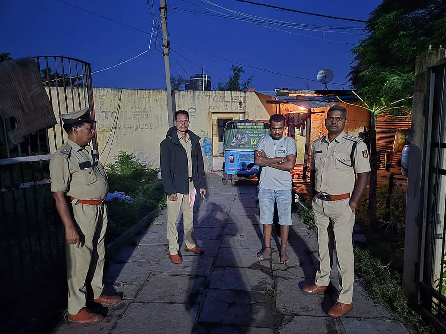 ಕಲಬುರಗಿ ನಗರದಲ್ಲಿ ರೌಡಿಶೀಟರ್ಗಳ ಮನೆ ಮೇಲೆ ಶನಿವಾರ ನಸುಕಿನ ಜಾವ ದಾಳಿ ನಡೆಸಿದ ಪೊಲೀಸ್ ಅಧಿಕಾರಿಗಳು ಅಕ್ರಮ ಚಟುವಟಿಕೆಗಳಲ್ಲಿ ತೊಡಗದಂತೆ ಎಚ್ಚರಿಕೆ ನೀಡಿದರು