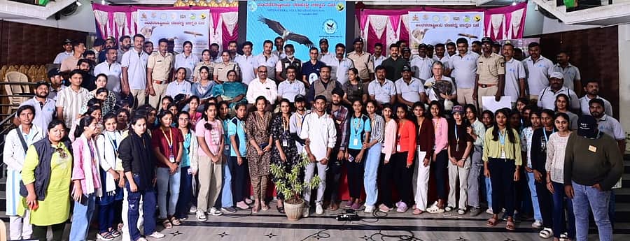 <div class="paragraphs"><p>ಅಂತರರಾಷ್ಟ್ರೀಯ ರಣಹದ್ದು ಜಾಗೃತಿ ದಿನದ ಅಂಗವಾಗಿ ರಾಮನಗರದ ಕೃಷ್ಣ ಸ್ಮೃತಿ ಕಲ್ಯಾಣದಲ್ಲಿ ಅರಣ್ಯ ಇಲಾಖೆ, ರಾಜ್ಯ ರಣಹದ್ದು ಸಂರಕ್ಷಣಾ ಟ್ರಸ್ಟ್ ಹಾಗೂ ವಿವಿಧ ಸಂಸ್ಥೆಗಳ ಸಹಯೋಗದಲ್ಲಿ ಶನಿವಾರ ರಣಹದ್ದು ಜಾಗೃತಿ ದಿನ ಕಾರ್ಯಕ್ರಮ ಜರುಗಿತು. </p></div>