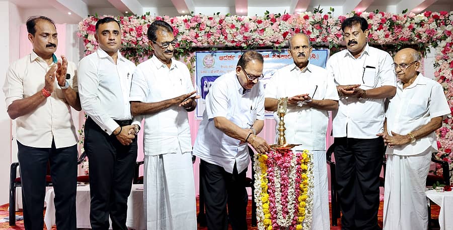 ಪುತ್ತೂರಿನ ಆದರ್ಶ ವಿವಿಧೋದ್ದೇಶ ಸಹಕಾರ ಸಂಘದ ವತಿಯಿಂದ ನಗರದಲ್ಲಿ ಶನಿವಾರ ನಡೆದ ‘ವಿದ್ಯಾನಿಧಿ -ಸಹಾಯಧನ ವಿತರಣಾ ಸಮಾರಂಭ’ವನ್ನು ಮಂಗಳೂರಿನ ಶ್ರೀರಾಮಕೃಷ್ಣ ಕ್ರೆಡಿಟ್ ಕೊ–ಆಪರೇಟಿವ್ ಸೊಸೈಟಿ ಅಧ್ಯಕ್ಷ ಕೆ.ಜೈರಾಜ್ ಬಿ.ರೈ ಉದ್ಘಾಟಿಸಿದರು. ಕೆ.ಸೀತಾರಾಮ ರೈ ಸವಣೂರು, ದ.ಕ.ಜಿಲ್ಲಾ ಸಹಕಾರಿ ಯೂನಿಯನ್ ಅಧ್ಯಕ್ಷ ಶಶಿಕುಮಾರ್ ಬಾಲ್ಯೊಟ್ಟು ಭಾಗವಹಿಸಿದ್ದರು