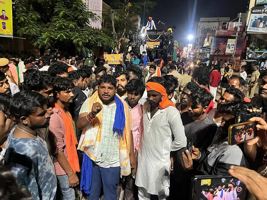 ಗಂಗಾವತಿ ನಗರದ ಗಾಂಧಿ ವೃತ್ತದಲ್ಲಿ ಶುಕ್ರವಾರ ರಾತ್ರಿ 2 ಗಂಟೆ ವೇಳೆ ಪೊಲೀಸ್ ಅಧಿಕಾರಿಗಳು ಗಣೇಶ ಮೂರ್ತಿಗಳ ವಿಸರ್ಜನೆಯ ಡಿಜೆ ಬಂದ್ ಮಾಡಿಸಲು ಮುಂದಾದಾಗ ಯುವಕರು ಪ್ರತಿಭಟನೆ ನಡೆಸಿದರು