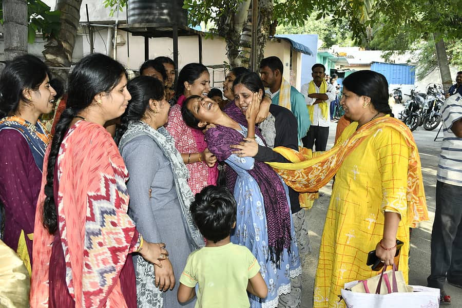 ದುಃಖತಪ್ತ ಕುಟುಂಬಸ್ಥರನ್ನು ಸಂಬಂಧಿಗಳು ಮತ್ತು ನೆರೆಹೊರೆಯವರು ಸಂತೈಸಿದರು